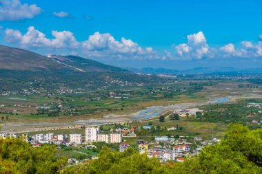 Arnavutluk 'un Berat kentindeki Osum nehrinin hava manzarası