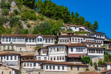 Berat 'ta geleneksel evler, nam-ı diğer Arnavutluk' un binlerce pencereli kenti