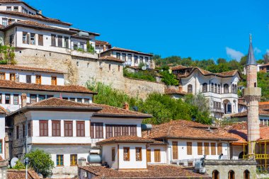 Berat 'ta geleneksel evler, nam-ı diğer Arnavutluk' un binlerce pencereli kenti