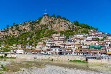 Arnavutluk 'un Berat kentindeki Osum Nehri' nin Riverside kenti