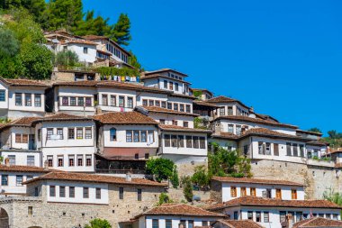 Berat 'ta geleneksel evler, nam-ı diğer Arnavutluk' un binlerce pencereli kenti