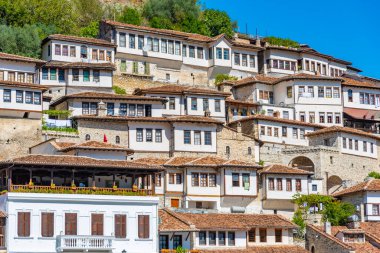 Berat 'ta geleneksel evler, nam-ı diğer Arnavutluk' un binlerce pencereli kenti