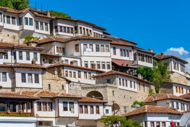 Berat 'ta geleneksel evler, nam-ı diğer Arnavutluk' un binlerce pencereli kenti