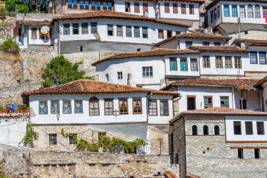 Berat 'ta geleneksel evler, nam-ı diğer Arnavutluk' un binlerce pencereli kenti