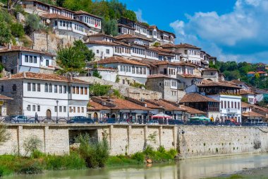 Berat 'ta geleneksel evler, nam-ı diğer Arnavutluk' un binlerce pencereli kenti