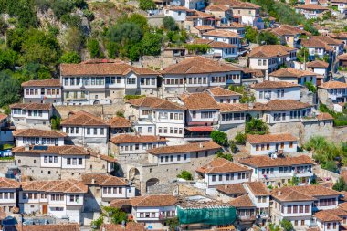 Berat 'ta geleneksel evler, nam-ı diğer Arnavutluk' un binlerce pencereli kenti
