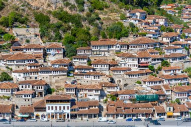 Berat 'ta geleneksel evler, nam-ı diğer Arnavutluk' un binlerce pencereli kenti