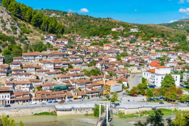 Berat 'ta geleneksel evler, nam-ı diğer Arnavutluk' un binlerce pencereli kenti
