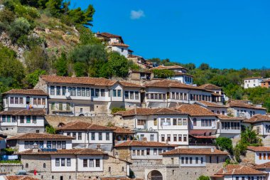 Berat 'ta geleneksel evler, nam-ı diğer Arnavutluk' un binlerce pencereli kenti