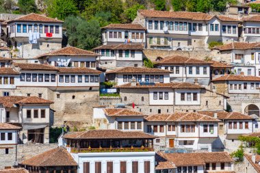 Berat 'ta geleneksel evler, nam-ı diğer Arnavutluk' un binlerce pencereli kenti