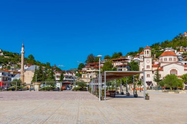 Arnavutluk 'un Berat kentinde önde gelen cami ve Saint Demetrius katedrali