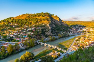 Arnavutluk 'un Berat kentinin gün batımı manzarası