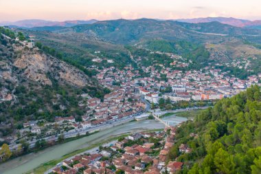 Arnavutluk 'un Berat kentinin gün batımı manzarası