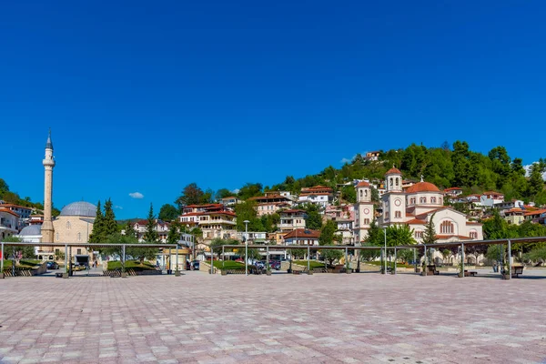 阿尔巴尼亚贝拉特的主清真寺和圣德梅特里斯大教堂 — 图库照片