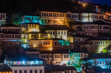 Berat 'taki geleneksel evlerin gün batımı manzarası, nam-ı diğer Arnavutluk' un bin pencereli kenti