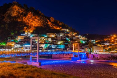 Arnavutluk 'un Gorica Köprüsü ile Berat' ın gece manzarası