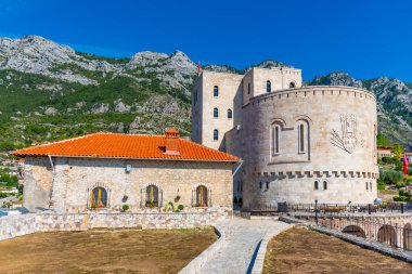 Arnavutluk 'taki Kruja şatosunun iç avlusu