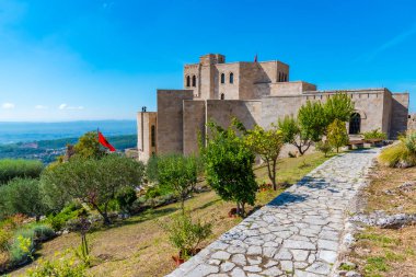 Arnavutluk 'taki Kruja şatosunun iç avlusu