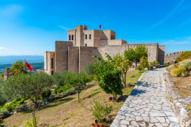 Arnavutluk 'taki Kruja şatosunun iç avlusu