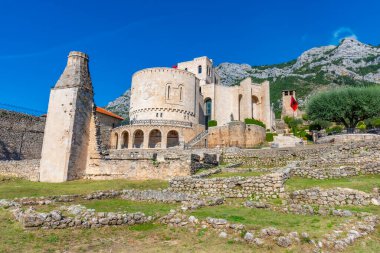 Arnavutluk 'taki Kruja Kalesi' ndeki Fatih Sultan Camii harabeleri
