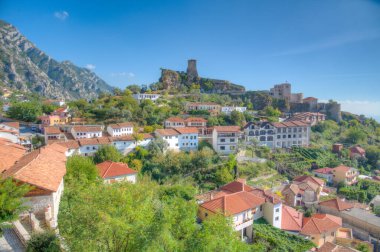 Arnavutluk 'un Kruja şatosu ve çarşısının hava manzarası