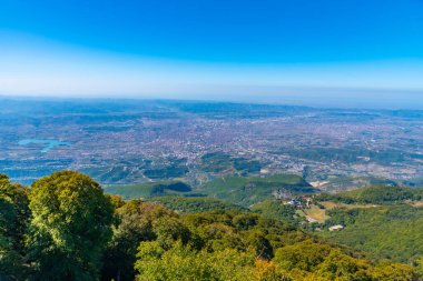Arnavutluk 'taki Dajti dağından Tiran' ın hava manzarası
