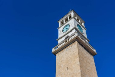 Tiran 'daki saat kulesi güneşli bir günde, Arnavutluk