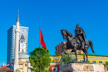 Arnavutluk 'un Tiran kentinde Skanderbeg anıtı ve Ethem Bey camii