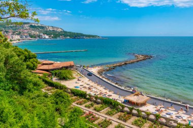 BALCHIK, BULGARIA, 13 Temmuz 2019: Bulgaristan 'ın Balchik kentinde güneşli bir günün görüntüsü