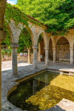 Bulgaristan 'ın Balchik kentindeki Kraliyet Sarayı' ndaki bir bahçe köşkünün taş kemerleri