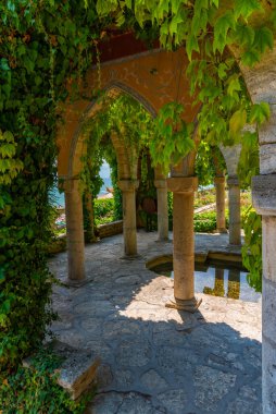 Bulgaristan 'ın Balchik kentindeki Kraliyet Sarayı' ndaki bir bahçe köşkünün taş kemerleri