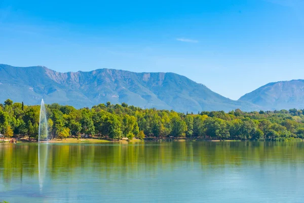 阿尔巴尼亚地拉那的风景 在人工湖的喷泉后面 — 图库照片