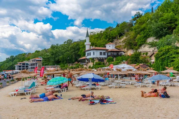 Balchik Bulgaria Липня 2019 Року Люди Насолоджуються Сонячним Днем Пляжі — стокове фото