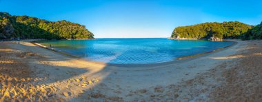 Yeni Zelanda 'daki Abel Tasman Ulusal Parkı' ndaki Torrent Körfezi 'nin gün batımı görüntüsü
