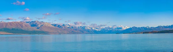 小山库克站在新西兰Pukaki湖后面观看 — 图库照片