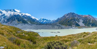 Aoraki / Cook Dağı Yeni Zelanda 'daki Mueller Gölü' nün arkasında görüldü