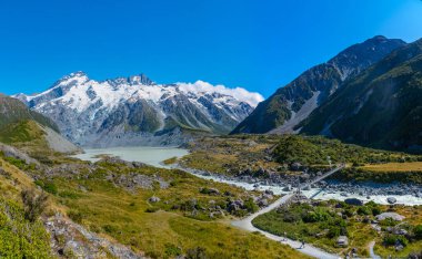Sefton Dağı Yeni Zelanda 'da Mueller Gölü' nün arkasında görüldü