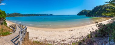 Yeni Zelanda 'daki Abel Tasman Ulusal Parkı' ndaki Awaroa plajı