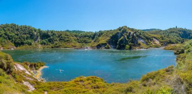 Yeni Zelanda 'nın Waimangu volkanik vadisinde kızarmış tava gölü ve yankı krateri.