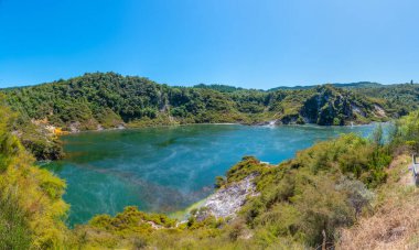 Yeni Zelanda 'nın Waimangu volkanik vadisinde kızarmış tava gölü ve yankı krateri.