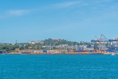 Auckland Savaş Anıtı Müzesi Yeni Zelanda limanının arkasında görülüyor