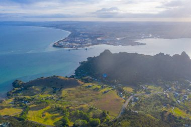 Yeni Zelanda 'daki Marsden nokta petrol rafinerisinin gün batımı manzarası