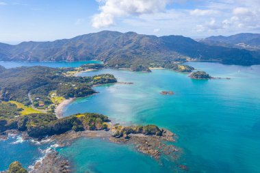 Kaimarama körfezinin Yeni Zelanda 'daki adalar körfezindeki havadan görüntüsü
