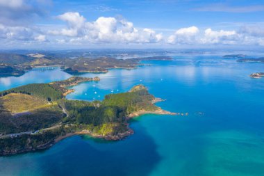 Yeni Zelanda 'daki adalar körfezinin havadan görünüşü