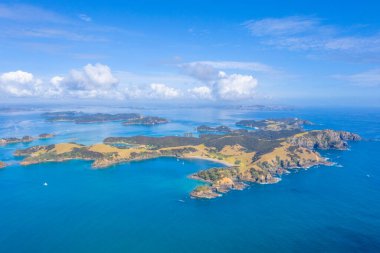Yeni Zelanda 'daki Urupukapuka adasının havadan görünüşü
