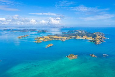 Yeni Zelanda 'daki Urupukapuka adasının havadan görünüşü