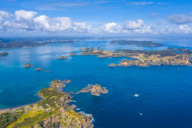 Yeni Zelanda 'daki adalar körfezinin havadan görünüşü