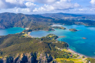 Kaimarama körfezinin Yeni Zelanda 'daki adalar körfezindeki havadan görüntüsü