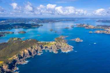 Yeni Zelanda 'daki adalar körfezinin havadan görünüşü