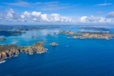 Yeni Zelanda 'daki adalar körfezinin havadan görünüşü